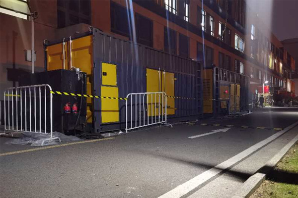 江南柴油发电机组的输出电压是如何调节的？