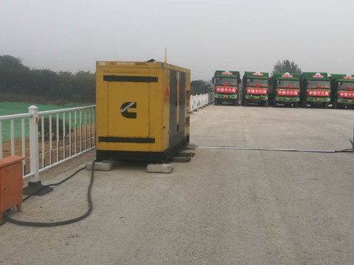 江南电力系统的稳定性和设备兼容性如何影响发电机组的频率规格？